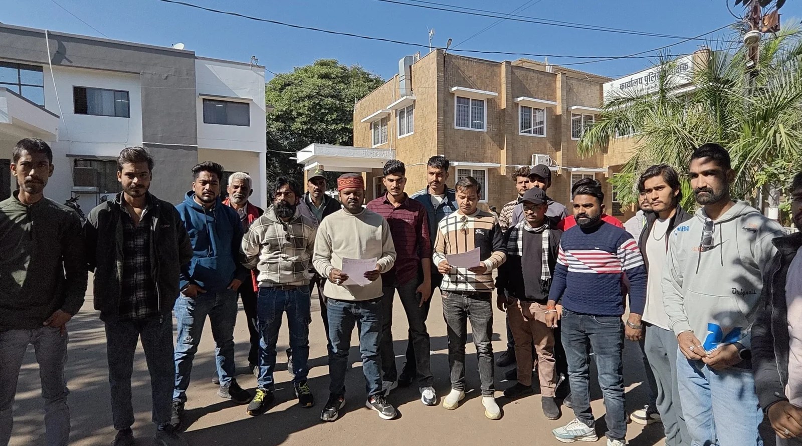 प्रौढ़ की संदिग्ध मौत को लेकर करणी सेना ने पुलिस अधीक्षक को सौंपा ज्ञापन, घर से निकलने के बाद मदनपुरा के जंगल में संदिग्ध परिस्थितियों में मिली थी छत्रभान सिंह की लाश